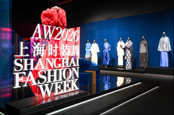 即看即定、情绪消费……这届上海时装周有这些新风尚！