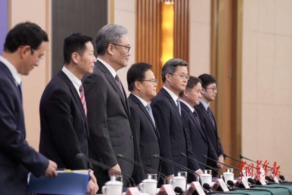 十四届全国人大四次会议举行经济主题记者会