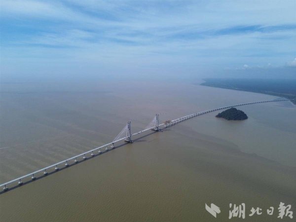 在鄂央企助马来西亚鲁巴跨海大桥架梁工作全部完成