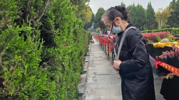 武汉七旬婆婆用20年时光，守望逝去的丈夫与女儿：我只想安安静静地守着他们，守着这份念想，就够了