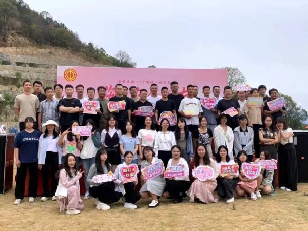 高中女老师“两点一线”脱单难，网友盼建交友平台牵红线 多部门回应