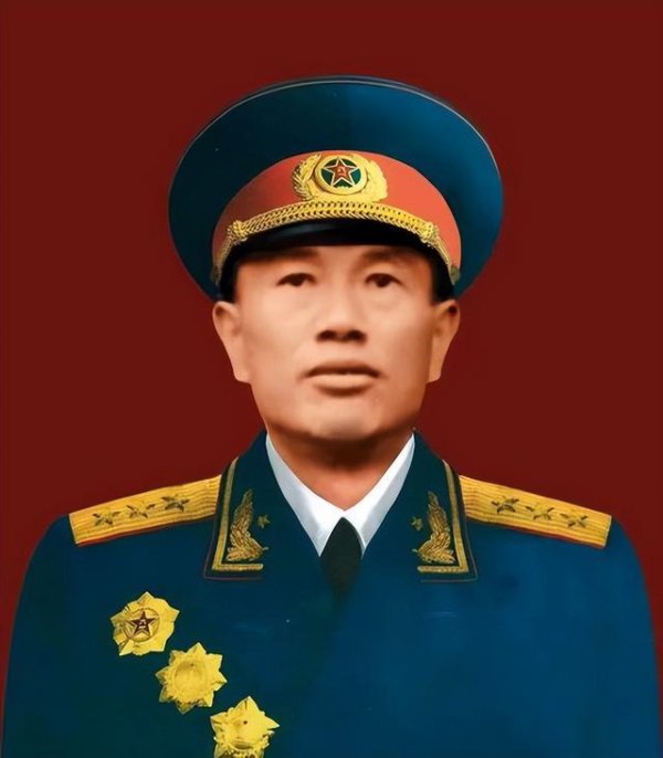 77年邓华复出，对子女提起5个人：他们在我落难的时候伸过援手