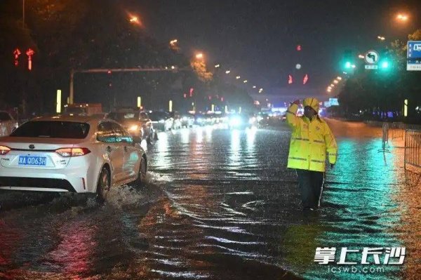 强降雨致路段积水 长沙交警全力疏导交通丨组图
