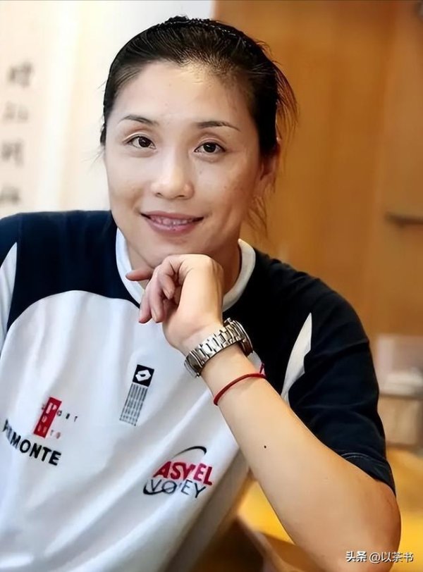 母亲是前女排队长，父亲是香港公务员，15岁的她继承天赋开始争光