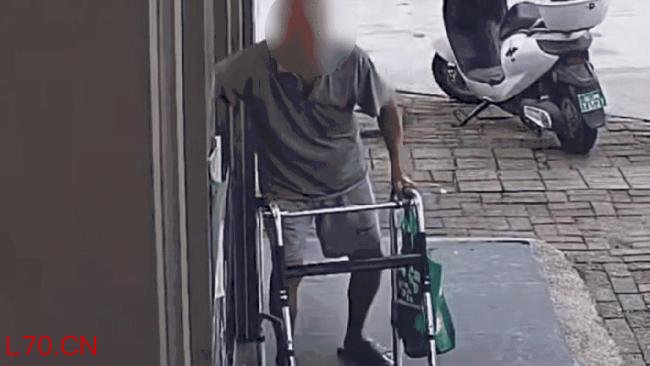 老人偷榴莲健步如飞 店员回应