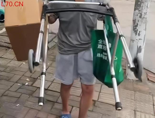 老人偷榴莲健步如飞 店员回应 常客惯偷脾气差
