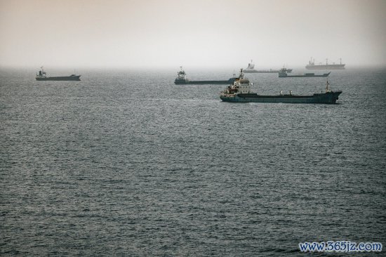 停泊在阿曼马斯喀特近海的原油油轮、散货船及其他船只